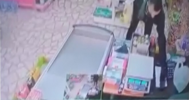 Kredi kartını uzattı, market sahibinin telefonunu çalarak kaçtı