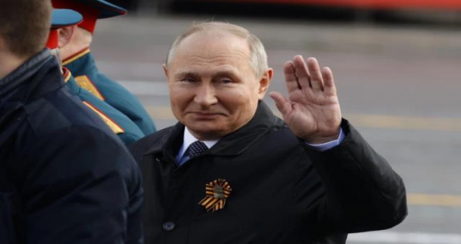 Putin'in Zafer Günü töreninde bacaklarını battaniye ile gizlediği görüntü hastalık iddialarını güçlendirdi