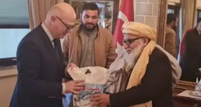 Taliban, depremzedeler için toplanan bağışı poşet içinde teslim etti