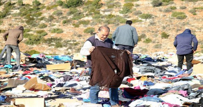 Yol kenarına binlerce kıyafet atıldı, depremzedeler uygun olanları aradı