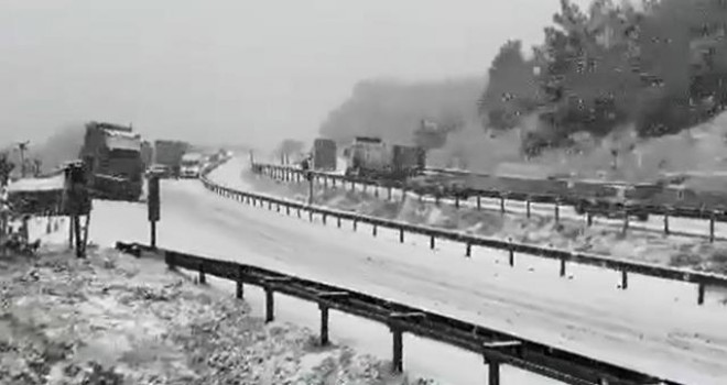 Kar yağışı Bursa-Gemlik kara yolunu trafiğe kapattı