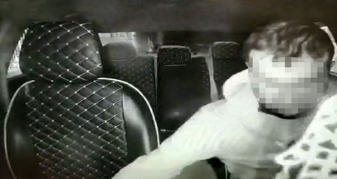 Yolcunun koltukta unuttuğu telefonu çalan taksici kamerada