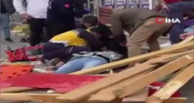 Esenyurt'ta apartmanın çatısı vatandaşların üzerine düştü: 1 ölü 4 yaralı