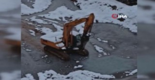 İş makinesi içi su ve buz dolu çukura böyle düştü! Operatörü hayatını kaybetti