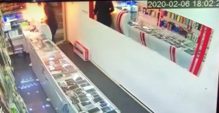 Tamir etmek istediği telefon elinde alev aldı