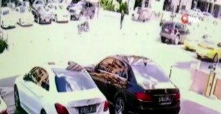 Lüks cipin çarpıp kaldırıma çıktığı anlar kamerada