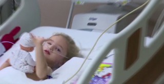 Elif bebek, annesine el salladı
