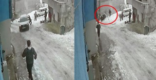 Bursa'da buzlanan yolda kayan araç ev ile yol arasındaki boşluğa düştü