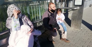 Kucağında hasta çocuğuyla dakikalarca otobüs bekledi
