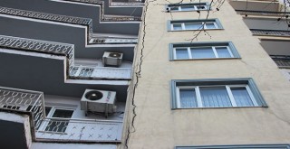 Deprem sırasında meydana gelen sıva çatlağı paniğe neden oldu