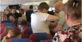 Rusya'da uçakta olay çıkaran yolcuya ‘bantlı' müdahale