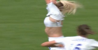 Kadın futbolcu, formasını çıkarıp çılgınca sevindi