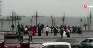 Yetkililer 'evde kal' uyarısı yaptı, gelin ve damat sahilde halay çekti