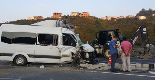 Öğrenci servisi ile iş makinesi çarpıştı: 11 yaralı