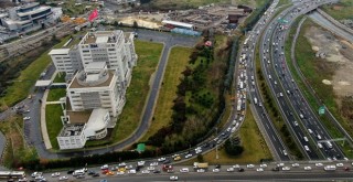 Bitmeyen metro inşaatı trafiği felç etti, kilometrelerce kuyruk oluştu