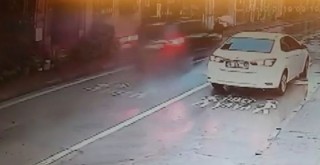 O anlar kamerada...Yaya geçidinde çarptığı kadını metrelerce öteye fırlattı