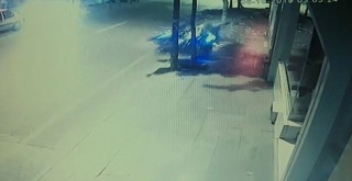 Önce ağaca sonra aydınlatma direğine çarptı: Feci kaza kamerada