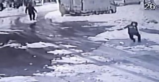Esenyurt'ta karda kayıp düşen vatandaşlar kamerada