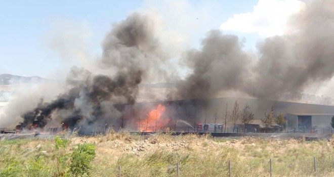 İzmir’deki fabrika alev alev yandı