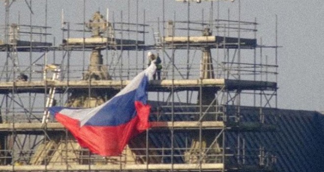 İngiltere'nin en eski katedraline Rus bayrağı asıldı, kriz çıktı