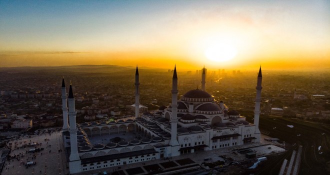 Çamlıca Camii görüntüsüyle İstanbul'u süslüyor