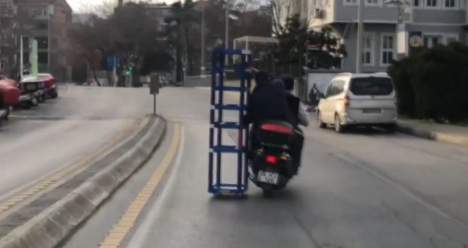 Motosiklet üzerinde ilginç anlar: 2 metrelik raf standı sürüyerek taşıdılar