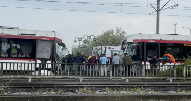 İki tramvay çarpıştı: 1'i ağır 26 yaralı var