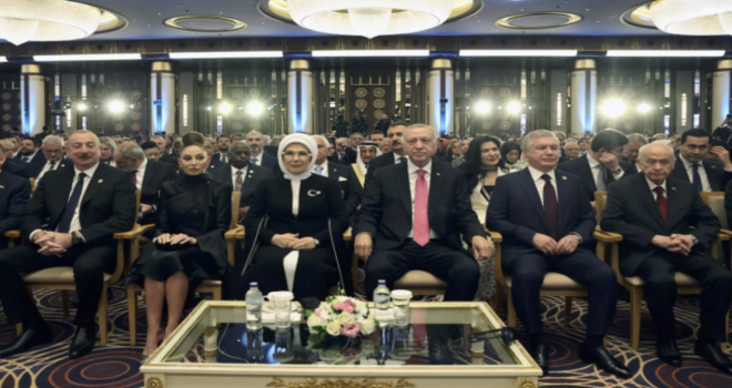 Paşinyan, Aliyev'in hemen arkasına oturdu