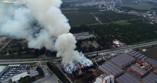  Adana'da fabrika yangını saatlerdir söndürülemedi