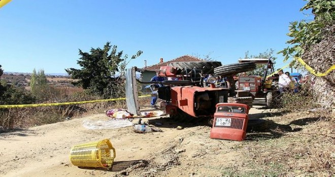 Çift süren Nazlı traktörü devirdi