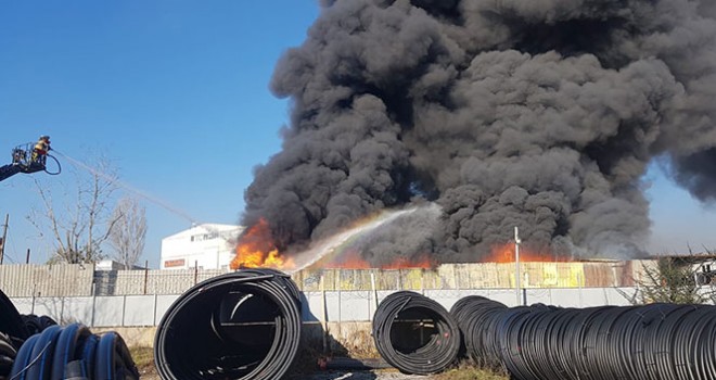  Pendik'te korkutan iş yeri yangını