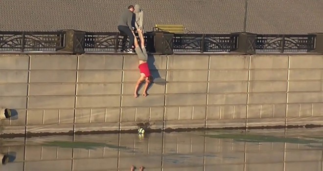 Rusya'da nehre düşen topu kurtarmak isteyen gençlerin operasyonu viral oldu