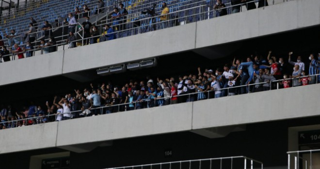 Sokağa çıkma yasağına rağmen binlerce taraftar tribüne geldi!