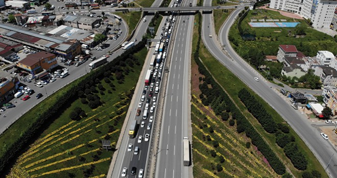 Tuzla'da İstanbul'a giriş - çıkışta uzun araç kuyruğu