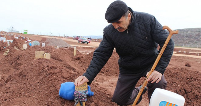 Kadınlar Günü'nde, öldürülen kızının mezarında gözyaşı döktü