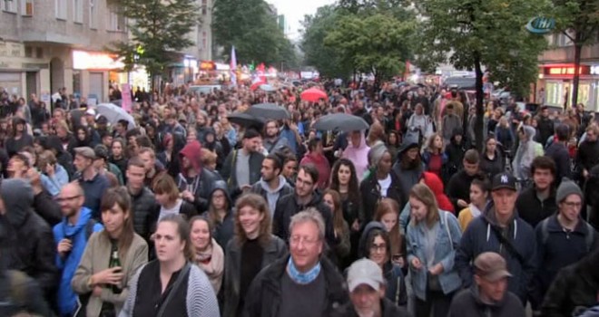 Berlin’de ,10 bin kişi ırkçı şiddete karşı yürüdü