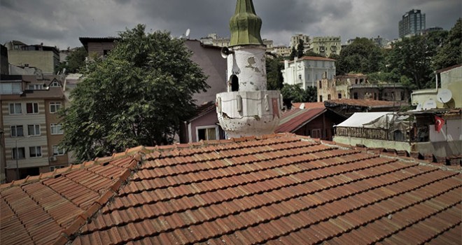 Cemaat namazını, minare yıkılır korkusuyla kılıyor