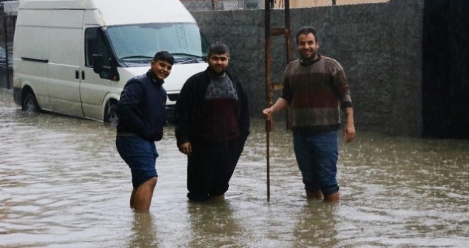  Adana'da şiddetli yağmur nedeniyle okullar tatil edildi