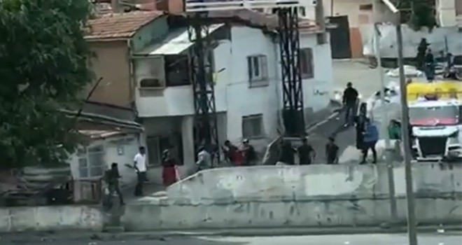 İstanbul'un göbeğinde taş, sopa ve pompalı tüfekli kavga kamerada