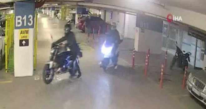 Ataşehir'de alış veriş merkezinin otoparkında motosiklet hırsızlığı kamerada