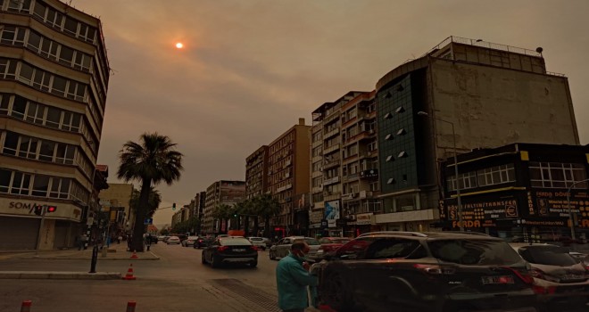 İzmir, sarı bir sabaha uyandı
