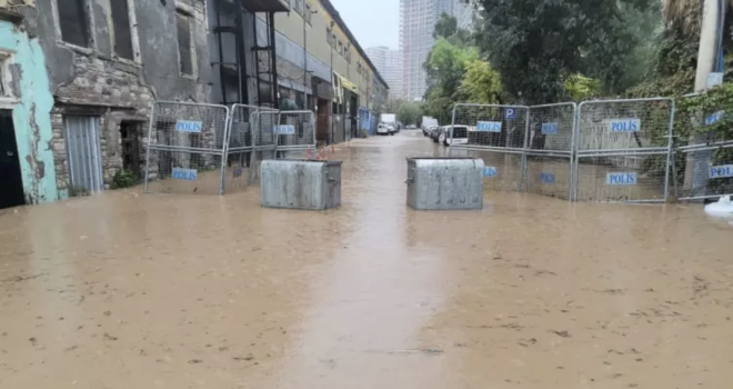 İzmir şiddetli sağanak caddeleri göle çevirdi