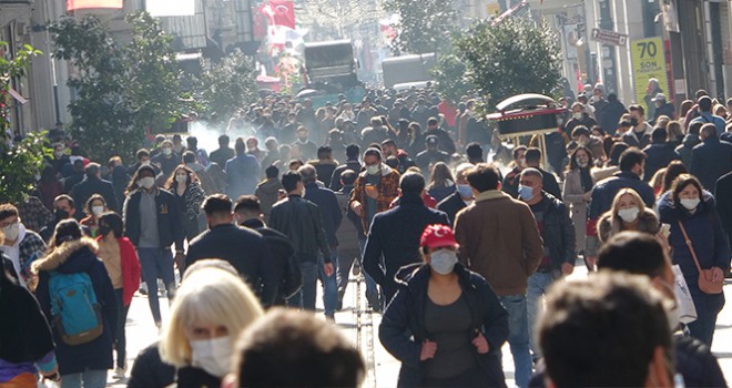 Vaka sayıları artarken İstiklal Caddesi'ndeki kalabalık pes dedirtti