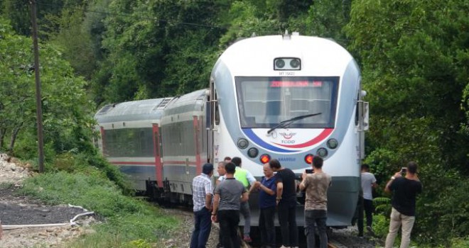 Raylarda yürüyen genç kıza tren çarptı