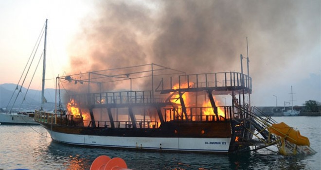 Mersin’de tur teknesi alev alev yandı