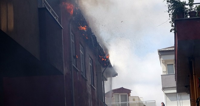 Maltepe'de çatı yangını havadan görüntülendi