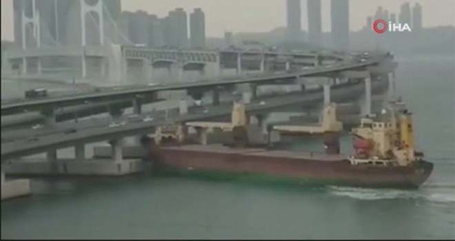 Durdurulamayan Rus gemisi Kore'de köprüye çarptı