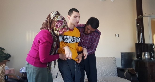 Fedakar anne-baba Mahmut'un hayata tutunmasına yardımcı oluyor