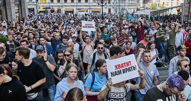 Rusya'daki gösterilerde binden fazla gözaltı