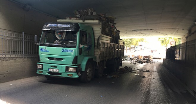 Atık kağıt taşıyan kamyon ,alt geçide takıldı